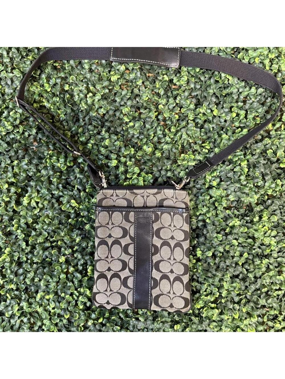 🖤 Vintage/Y2K Coach Signature Swingpack crossbody bag